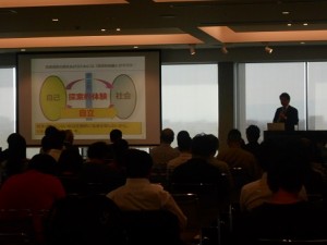 毛受さん　スクリーン