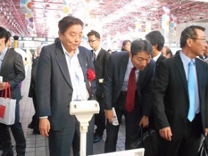 河村市長試食中
