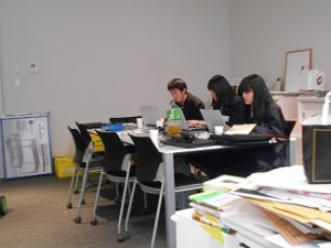 撮影した写真をface　bookへ3人で入力作業