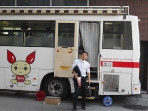 検査終了　バスから降車中