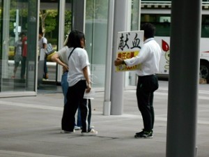 職員　外で呼びかけ中