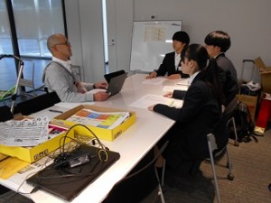 1289 打ち合わせ中　4名