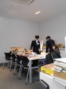 1363　縦　3人で片付け中　2