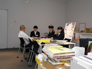 1344 4人で打ち合わせ中