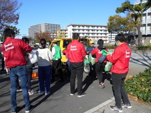 1441　学生　トラックにごみ　3