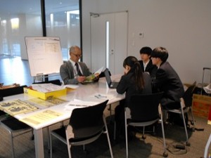 1348　4人で打ち合わせ中　部屋の中央より