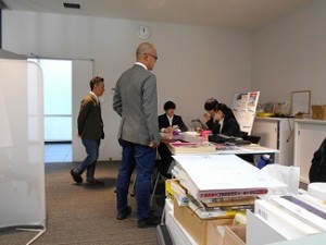 1371　知的障害の講座　事前オリエンテーション　大人2人起立