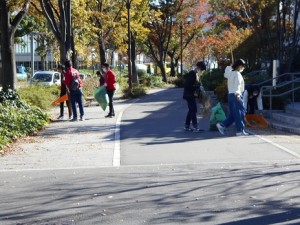 1410　学生　掃除中2