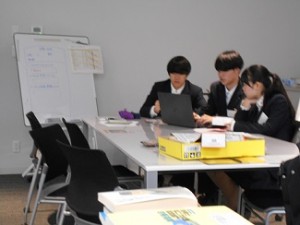 1300　3人で話し合い　ホワイトボード