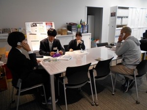 1296 　携帯やり取り中