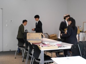 1365　名刺交換中