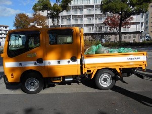 DSCN4595　環境事業局の車とゴミ