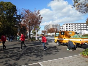 DSCN4599 　環境事業局の車、職員、学生3人