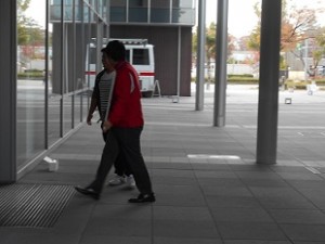 DSCN4656　赤十字の職員と学生